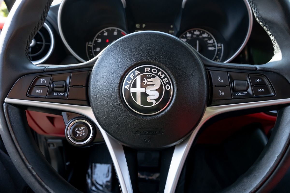 2019 Alfa Romeo Giulia Ti photo 23