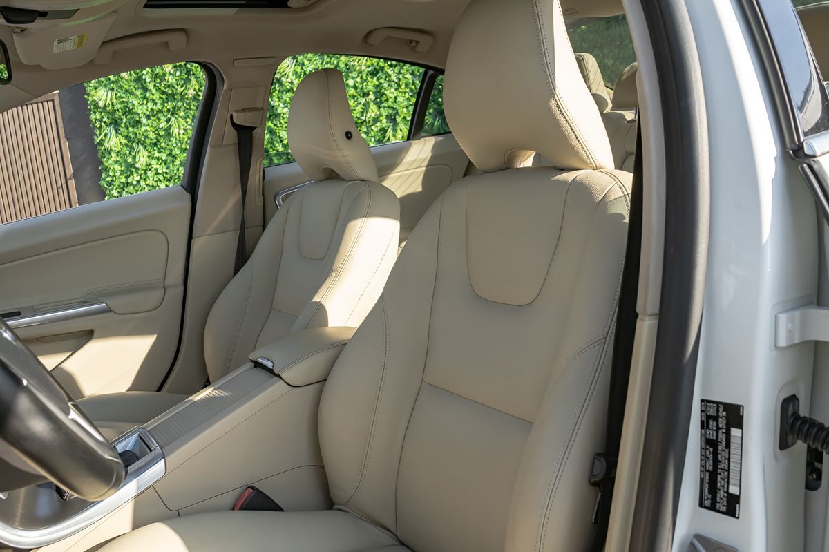 2015 Volvo S60 T5 Drive-E Platinum photo 8