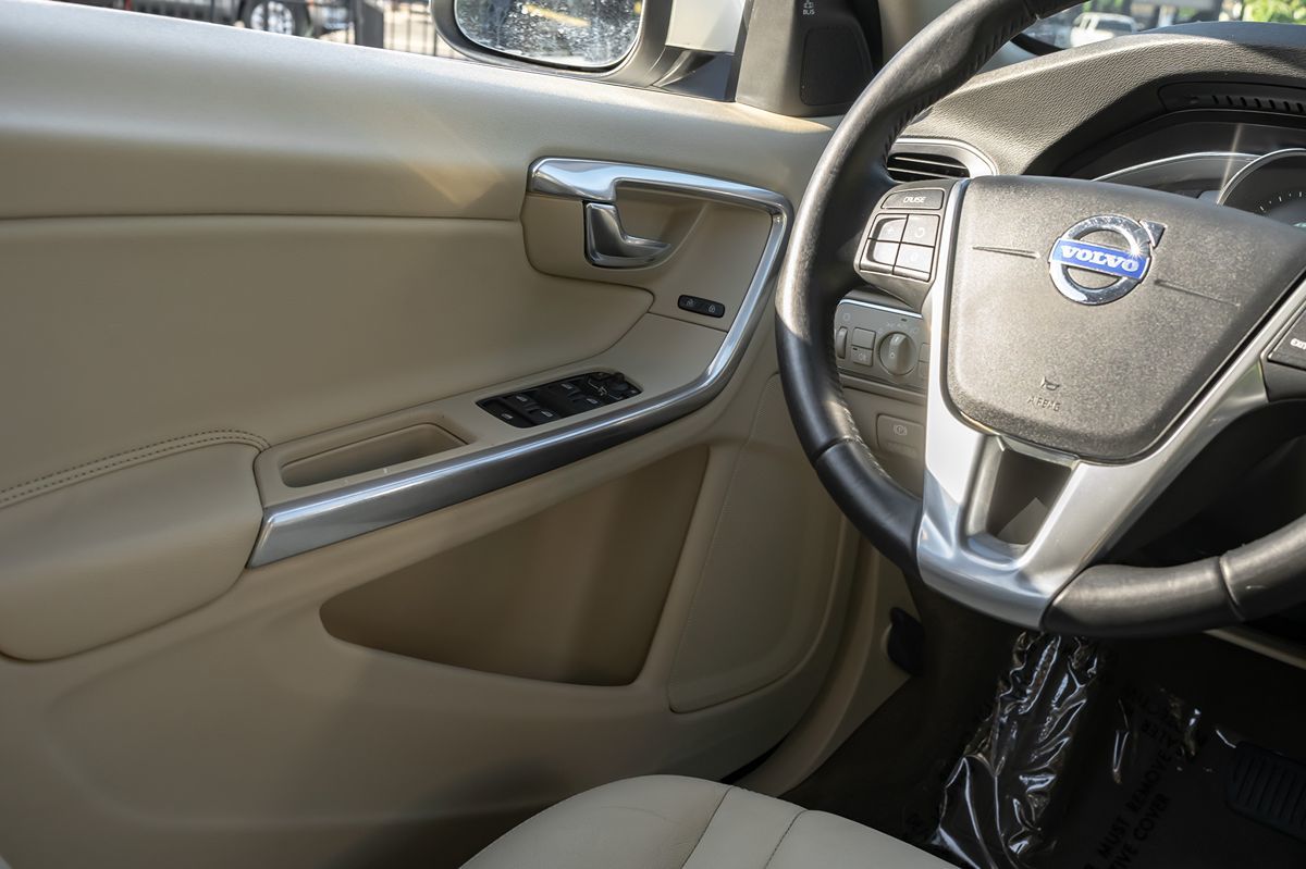 2015 Volvo S60 T5 Drive-E Platinum photo 16