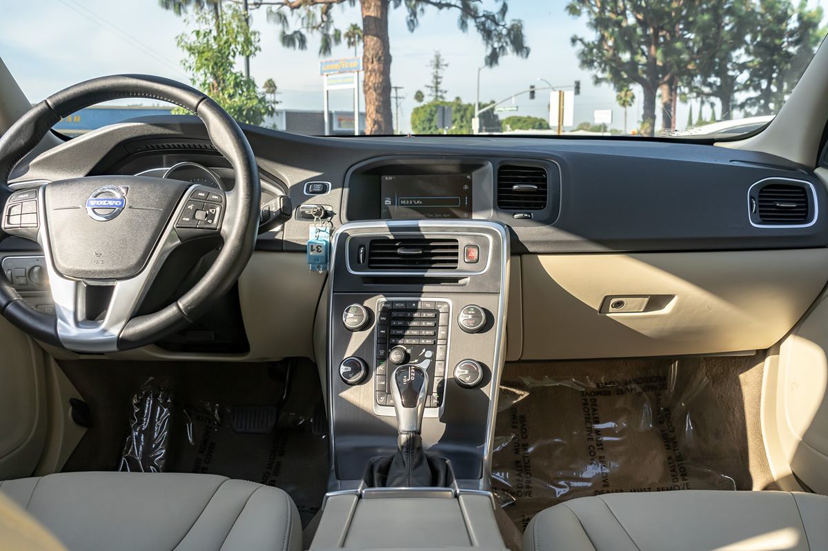 2015 Volvo S60 T5 Drive-E Platinum photo 17