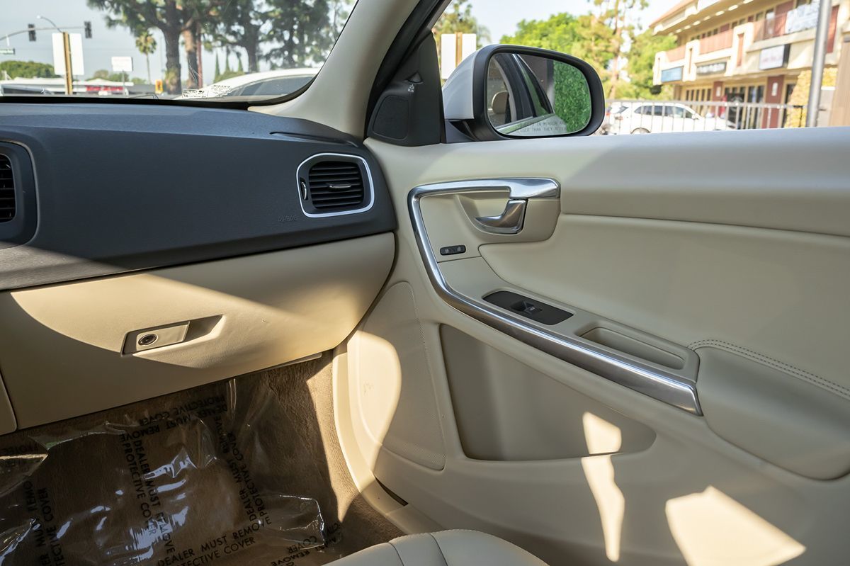 2015 Volvo S60 T5 Drive-E Platinum photo 19