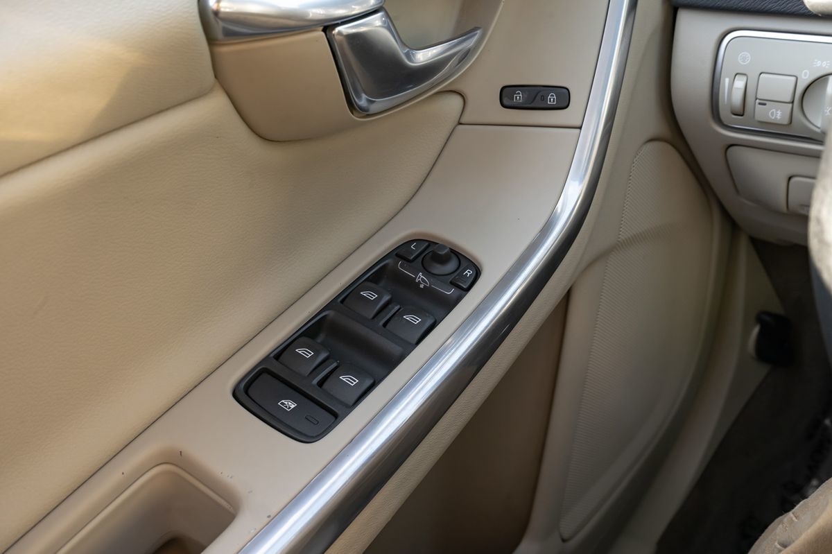 2015 Volvo S60 T5 Drive-E Platinum photo 24