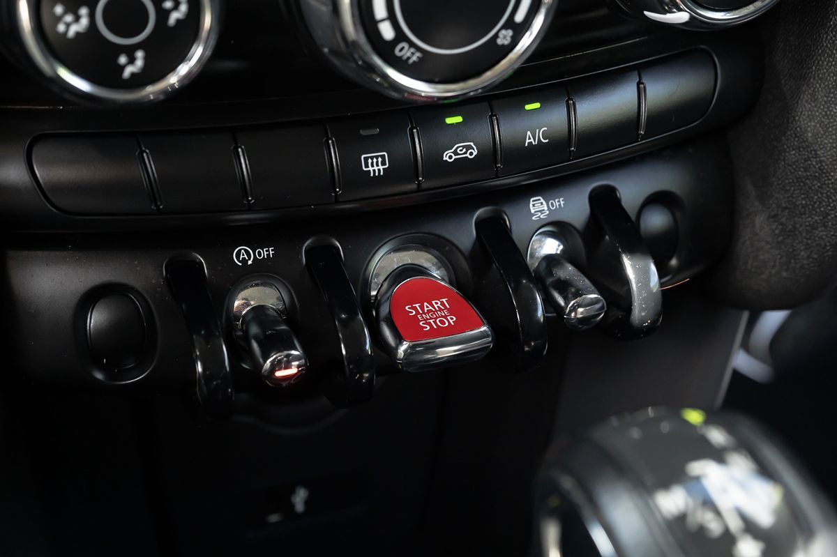 2019 Mini Cooper 2 Door Hardtop Signature photo 19