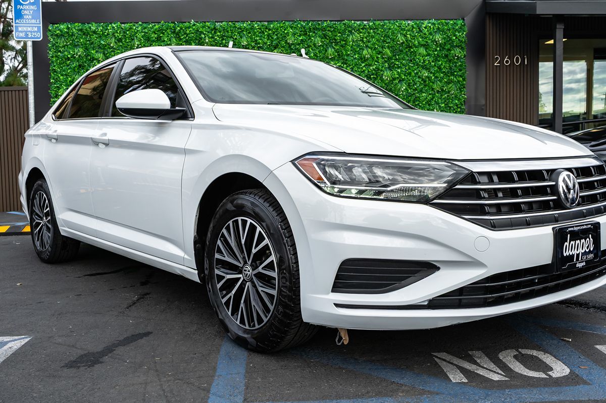 2021 Volkswagen Jetta SE R-Line photo 2