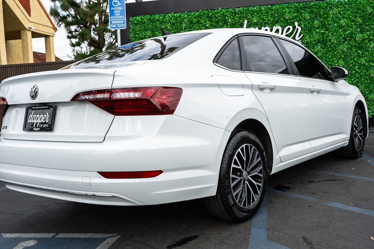 2021 Volkswagen Jetta SE R-Line photo 4
