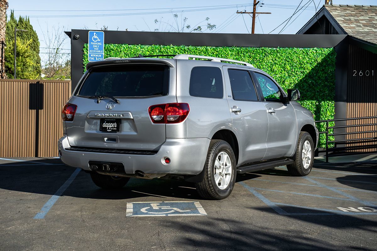 2019 Toyota Sequoia SR5 photo 2
