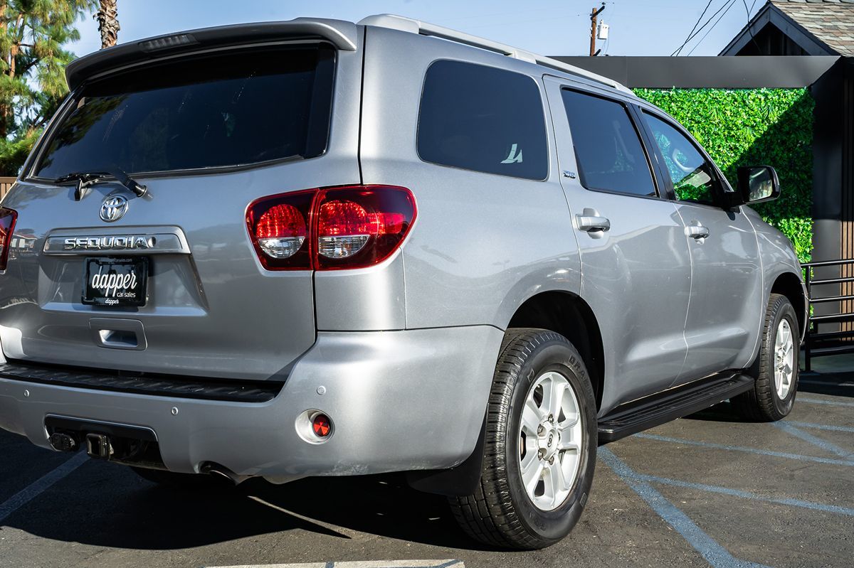 2019 Toyota Sequoia SR5 photo 3