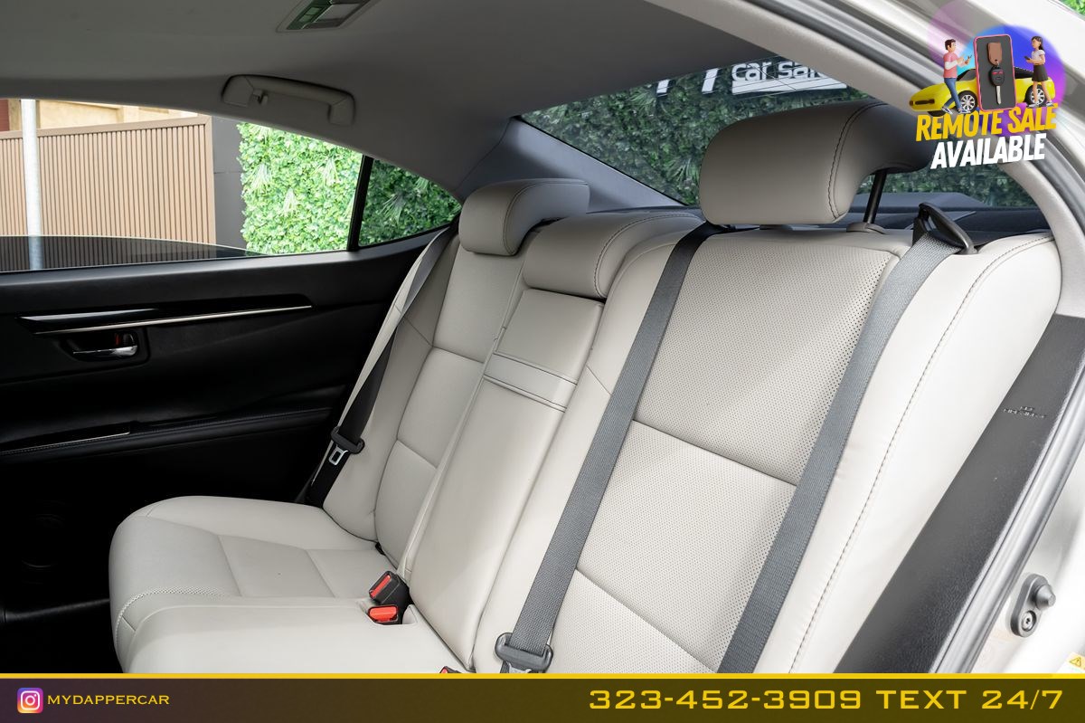 Lexus ES photo 17