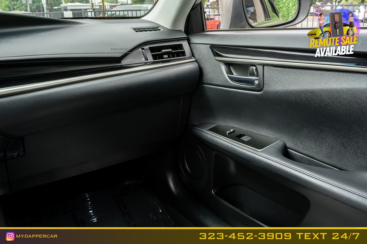Lexus ES photo 23