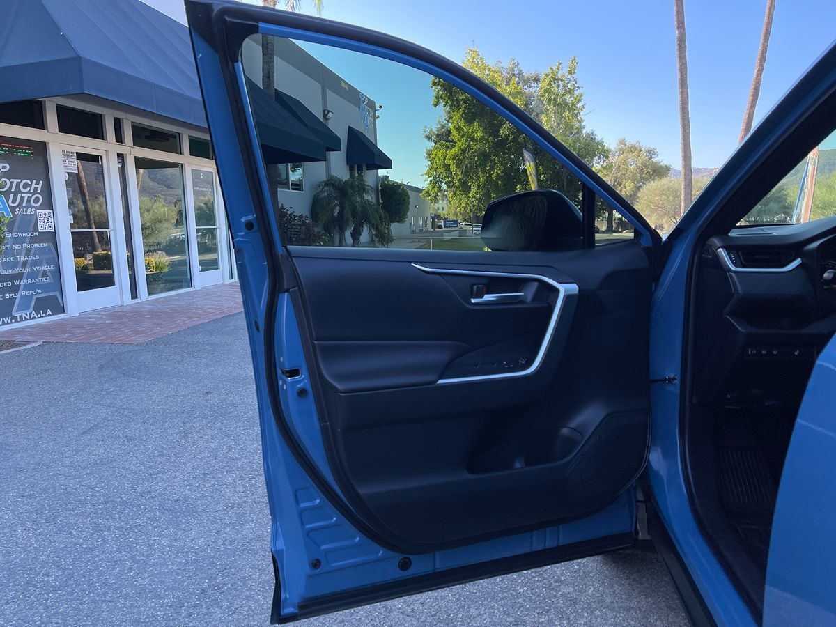 2022 Toyota RAV4 Hybrid SE photo 13