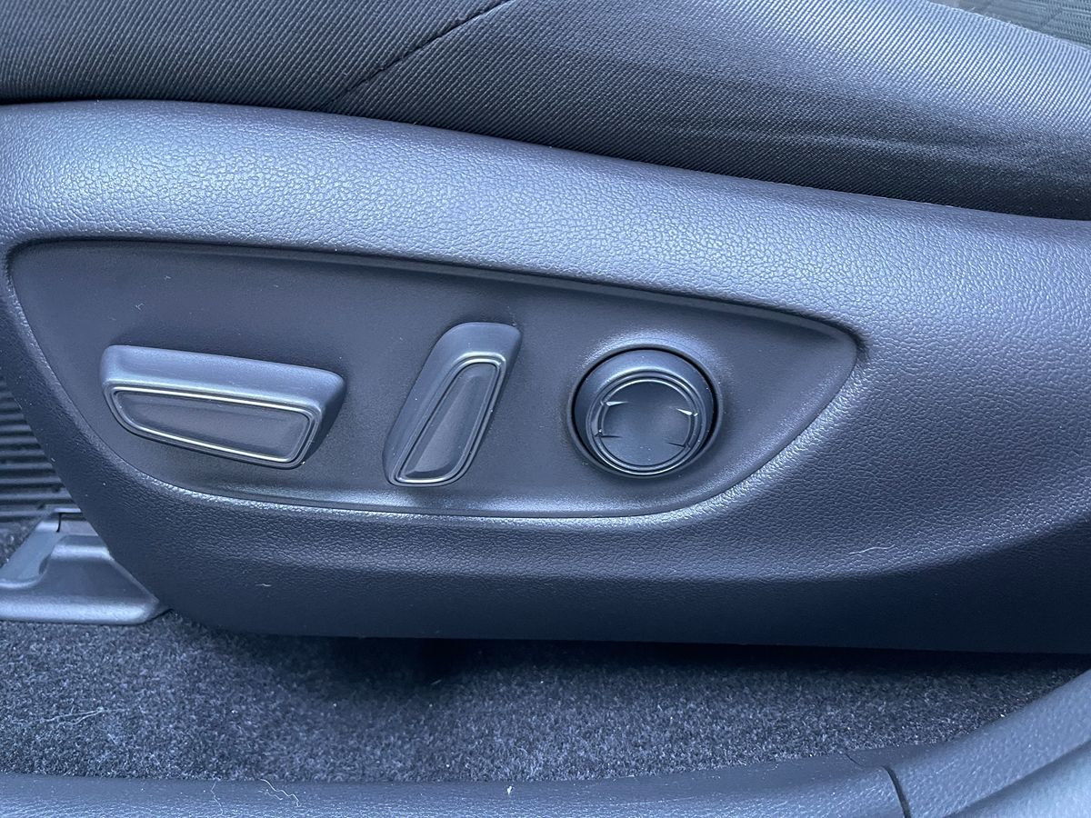 2022 Toyota RAV4 Hybrid SE photo 12