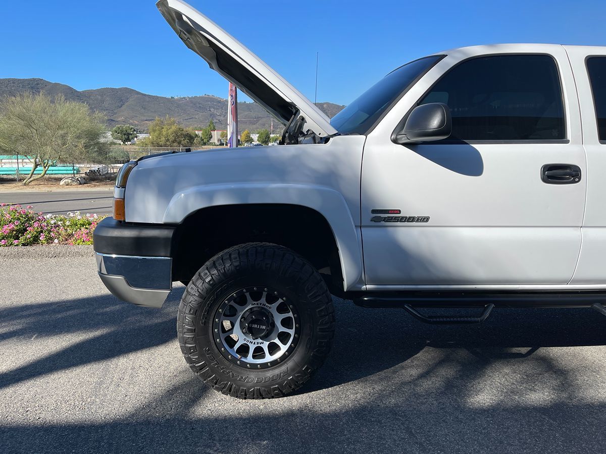 2005 Chevrolet Silverado 2500HD LS photo 32