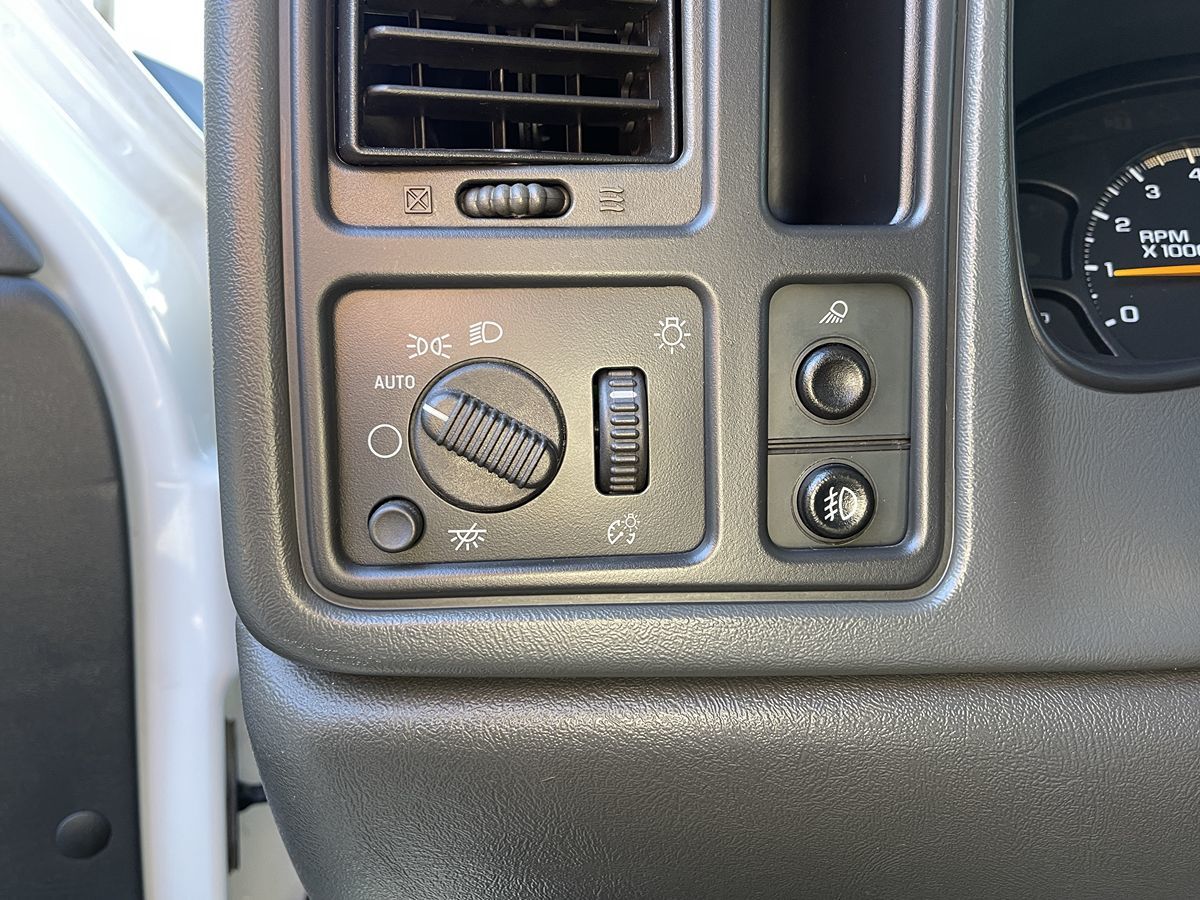 2005 Chevrolet Silverado 2500HD LS photo 28