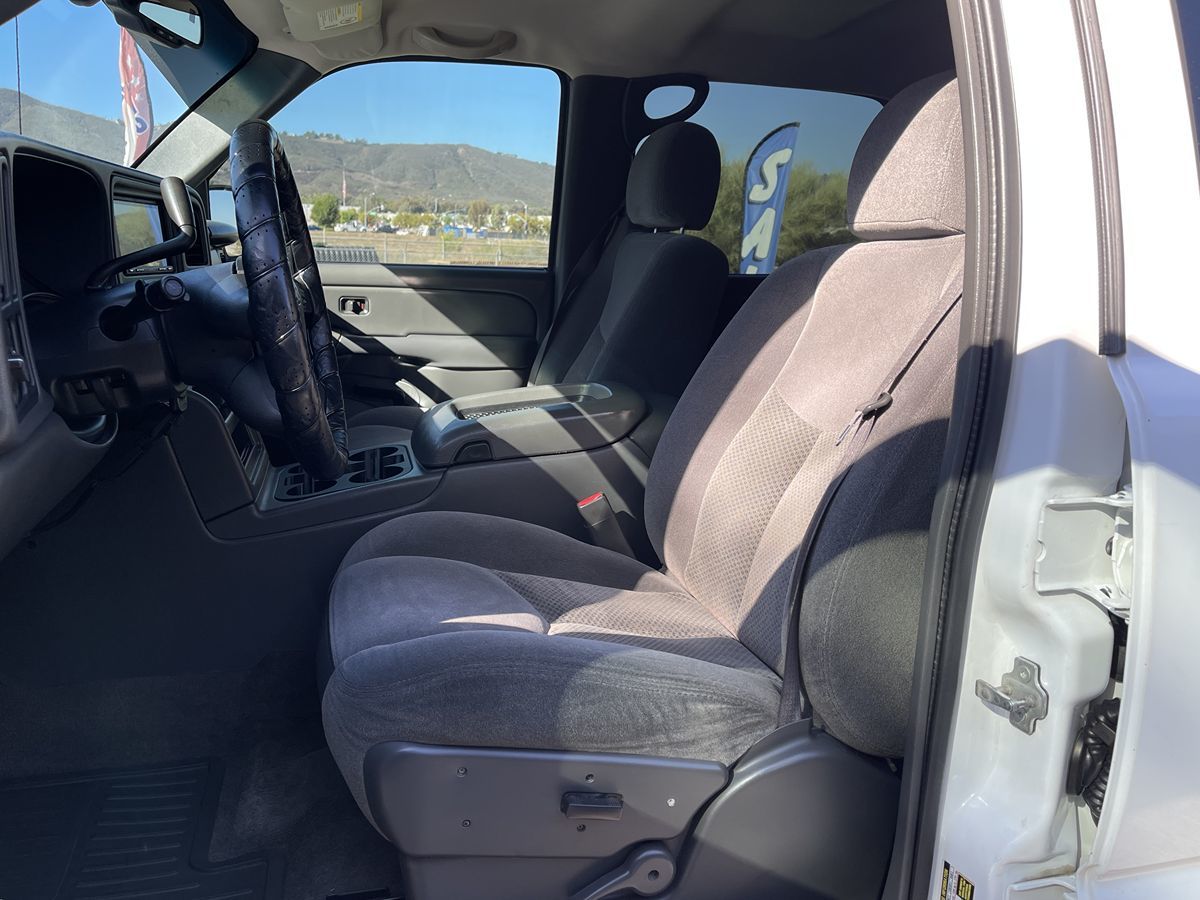 2005 Chevrolet Silverado 2500HD LS photo 15
