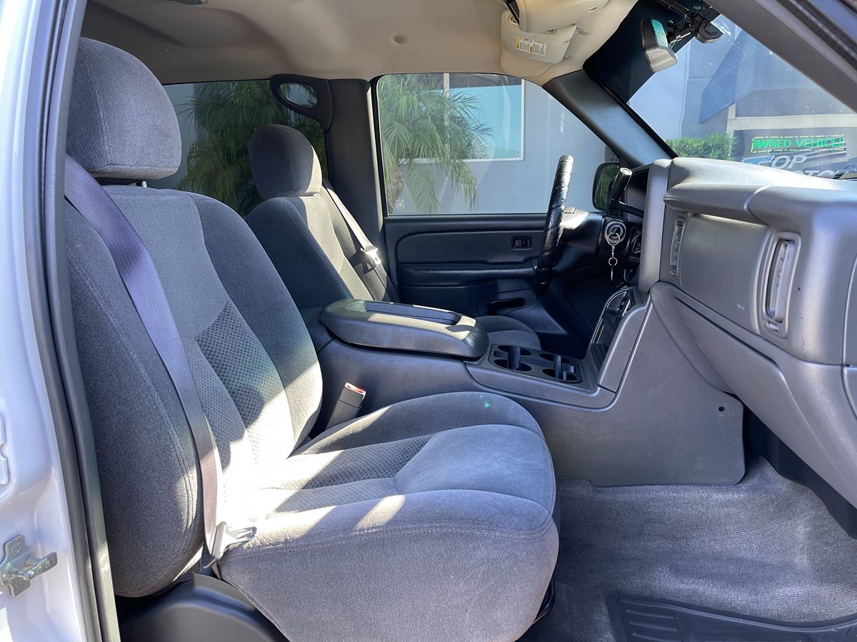 2005 Chevrolet Silverado 2500HD LS photo 21