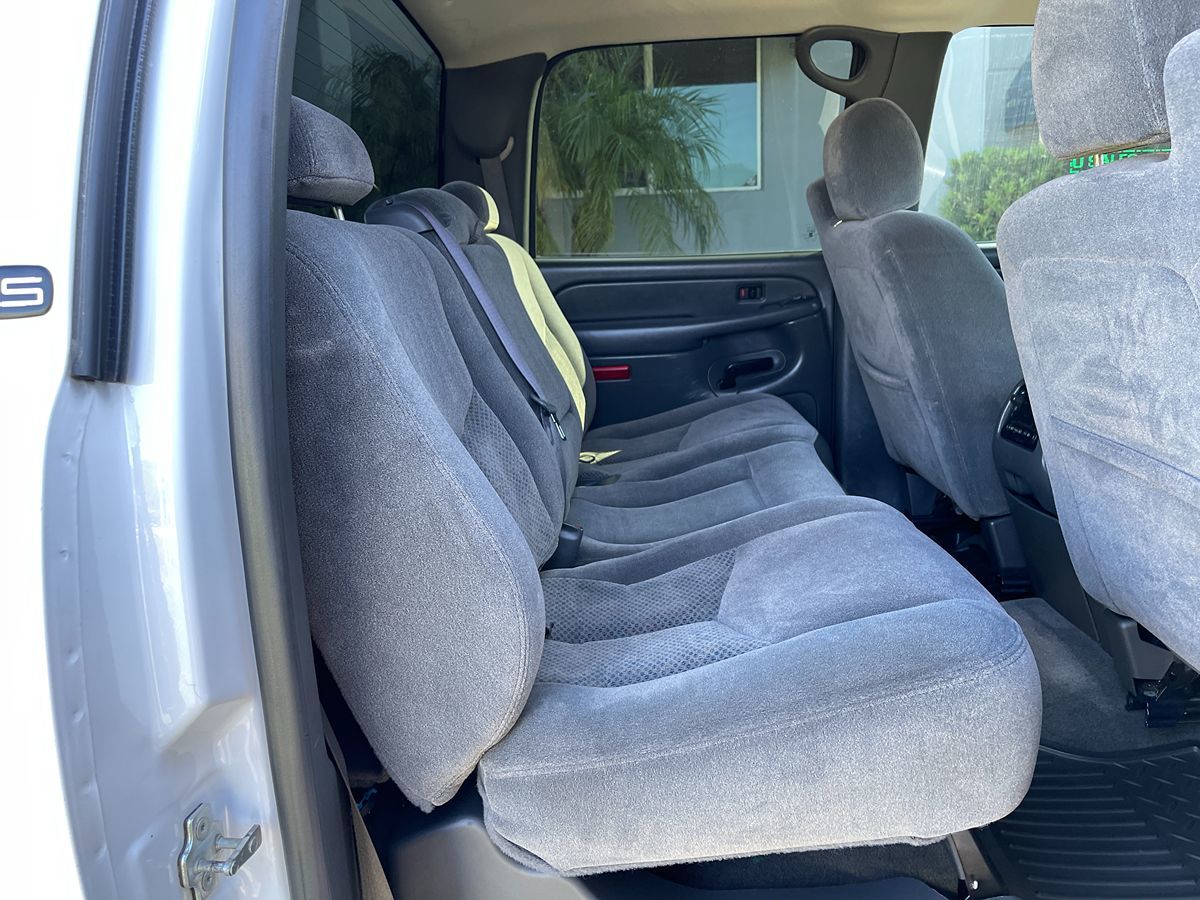 2005 Chevrolet Silverado 2500HD LS photo 22