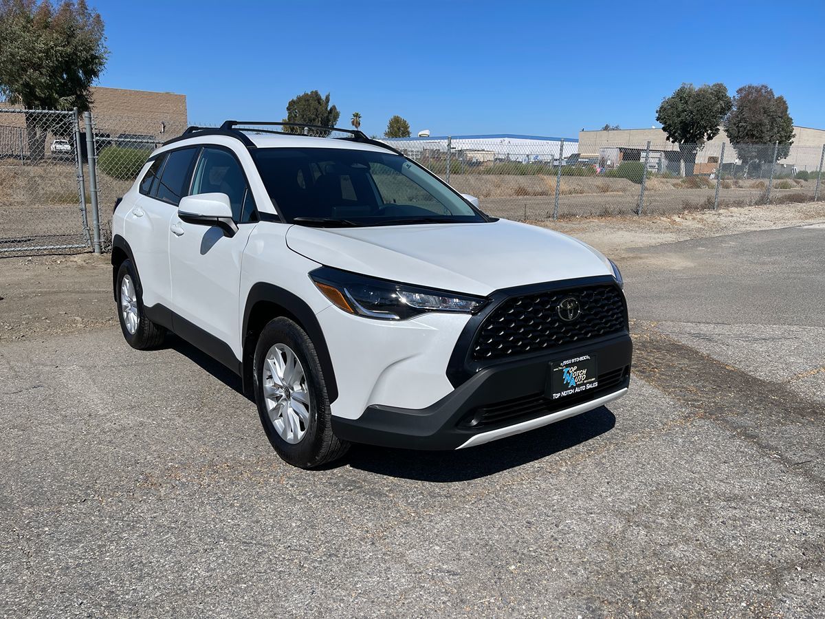 2023 Toyota Corolla Cross LE photo 3