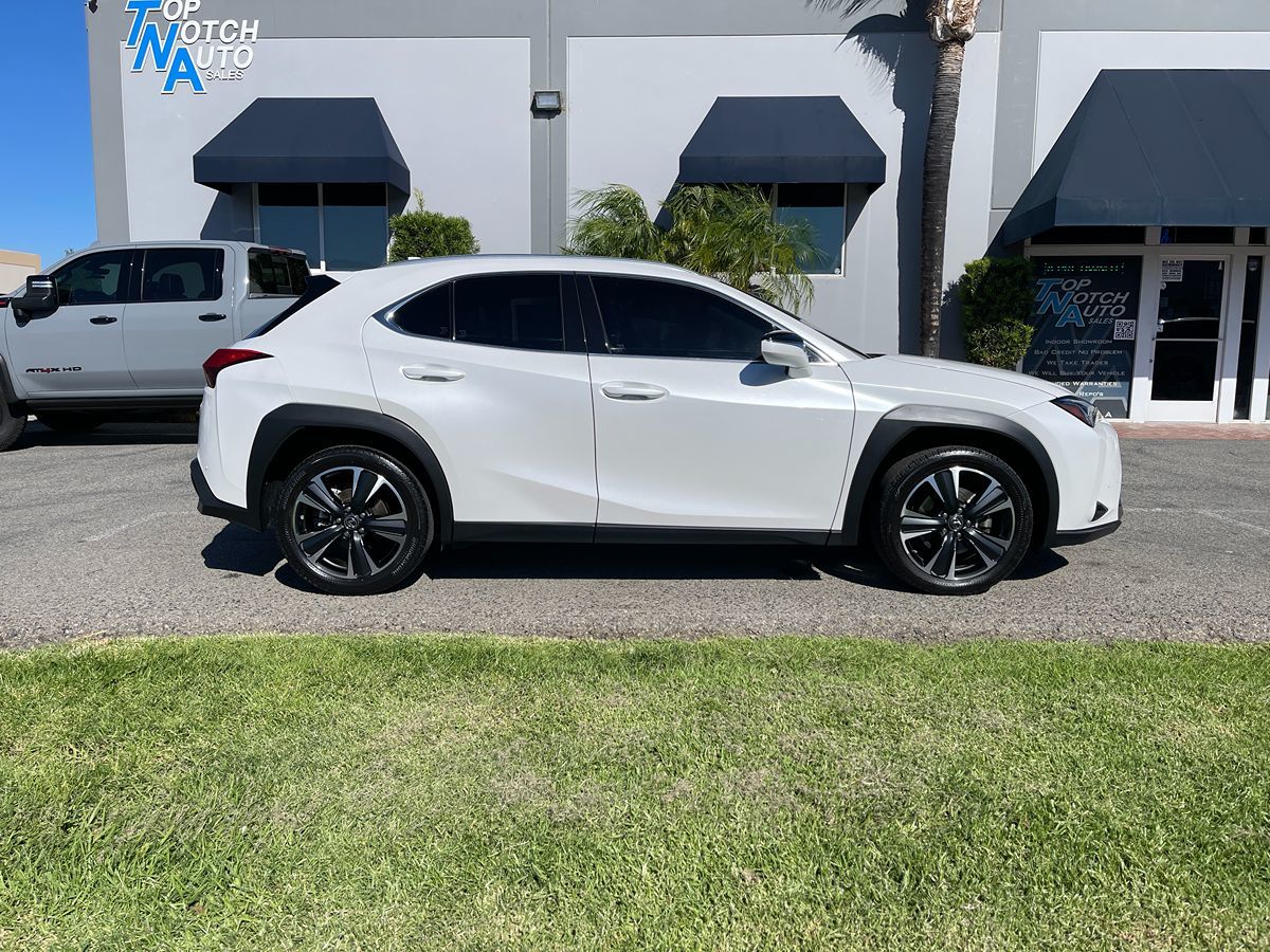 2021 Lexus UX 200 photo 2