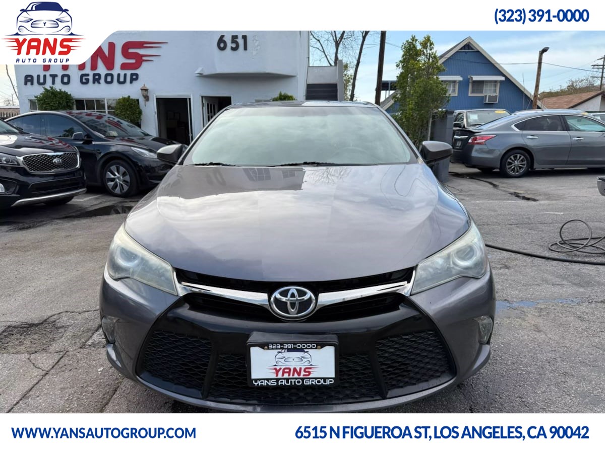 2017 Toyota Camry SE photo 2