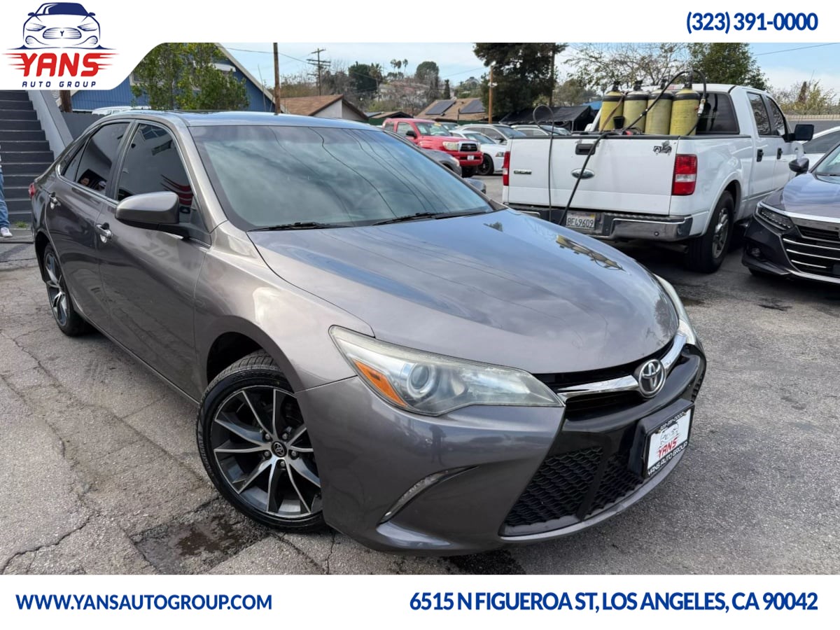 2017 Toyota Camry SE photo 3
