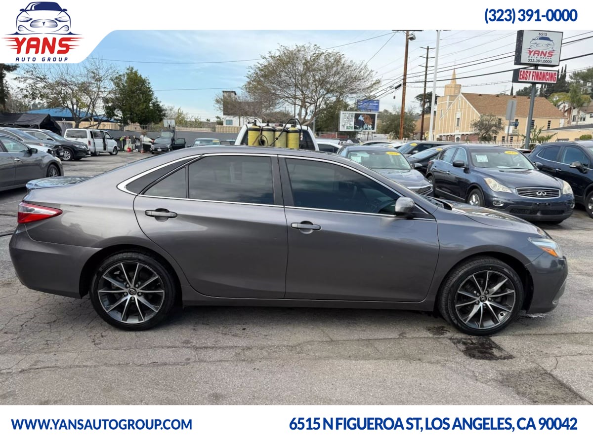2017 Toyota Camry SE photo 4