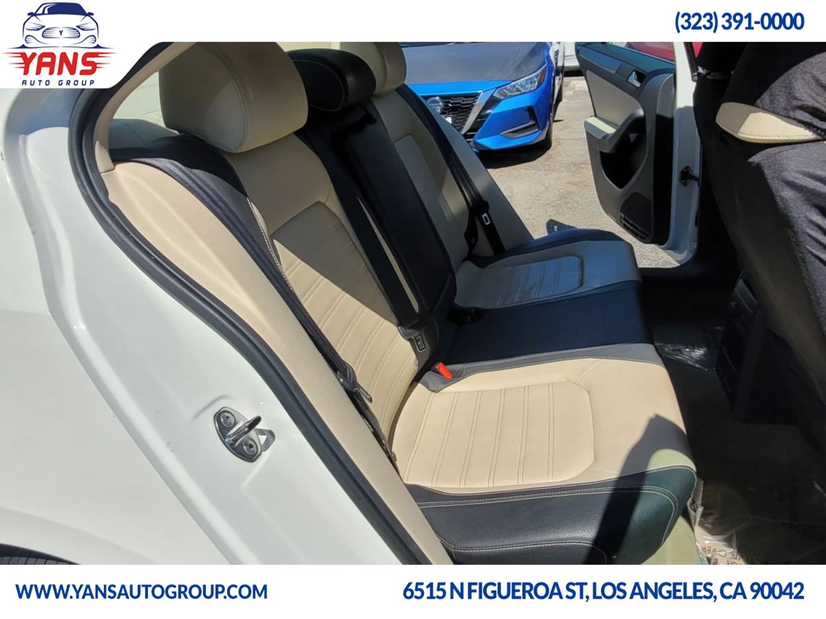 2012 Volkswagen Jetta SEL TDI photo 9