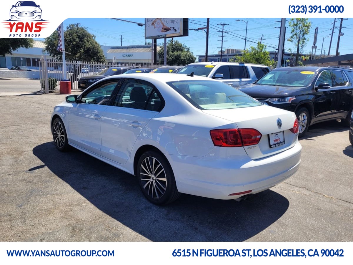 2012 Volkswagen Jetta SEL TDI photo 2