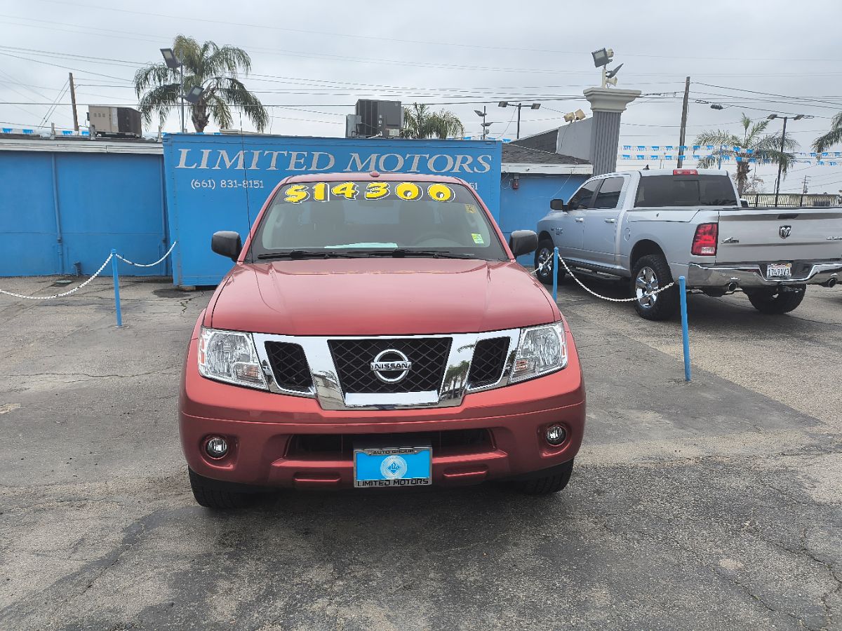 2013 Nissan Frontier SV photo 2
