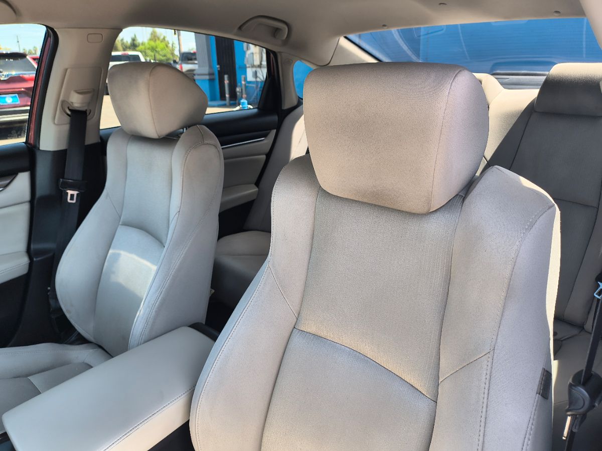 2018 Honda Accord LX 1.5T photo 23