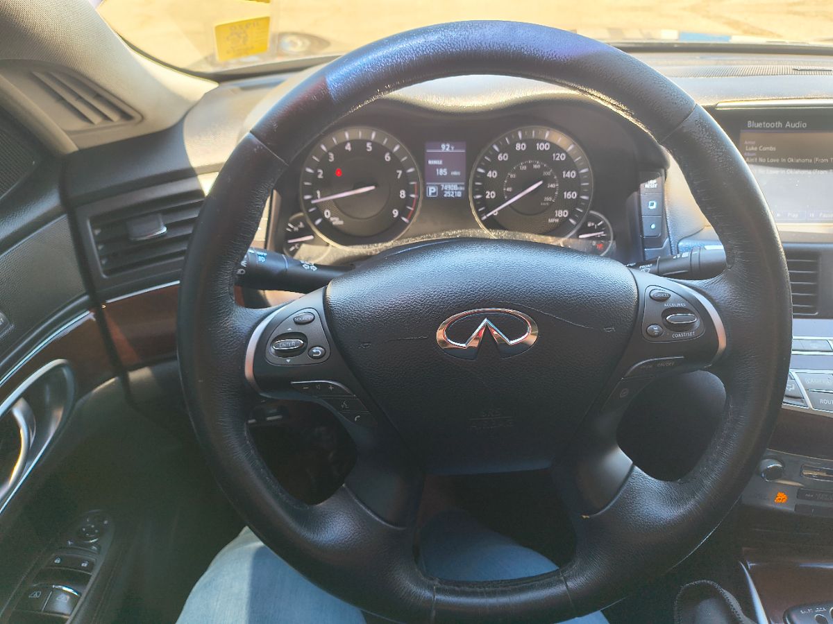 2016 Infiniti Q70 photo 9