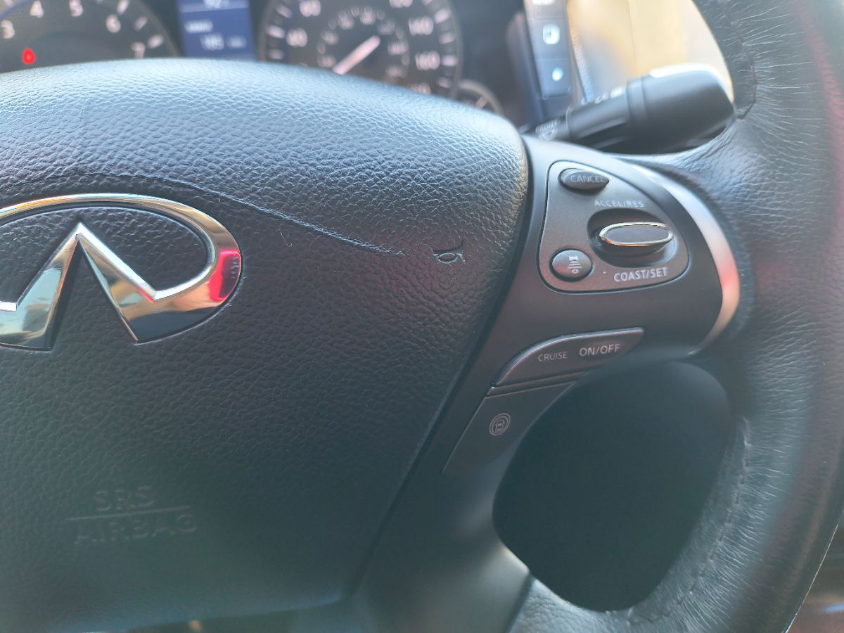 2016 Infiniti Q70 photo 11