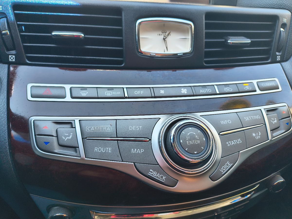 2016 Infiniti Q70 photo 14