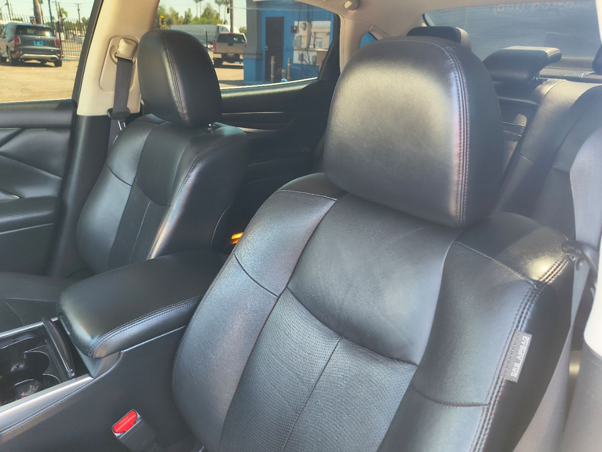 2016 Infiniti Q70 photo 23