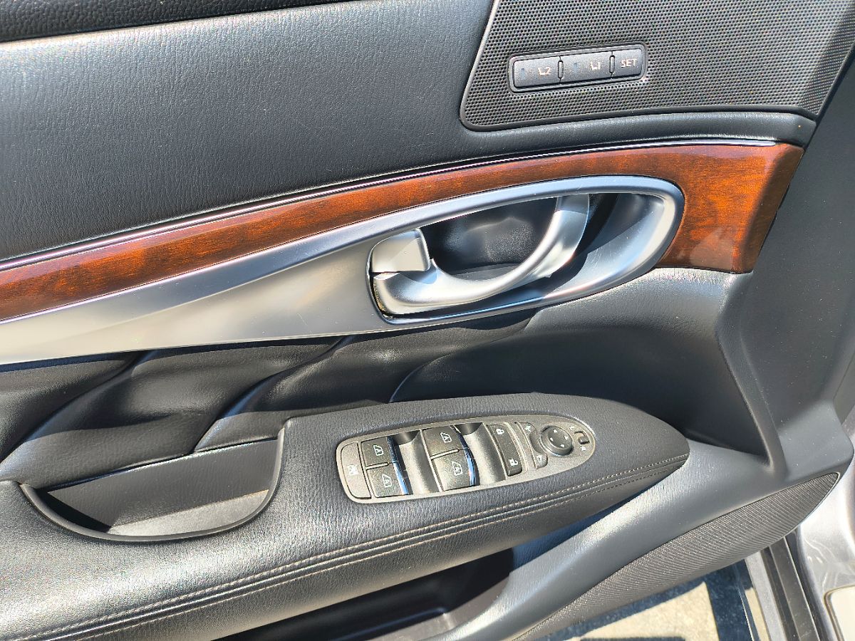 2016 Infiniti Q70 photo 28