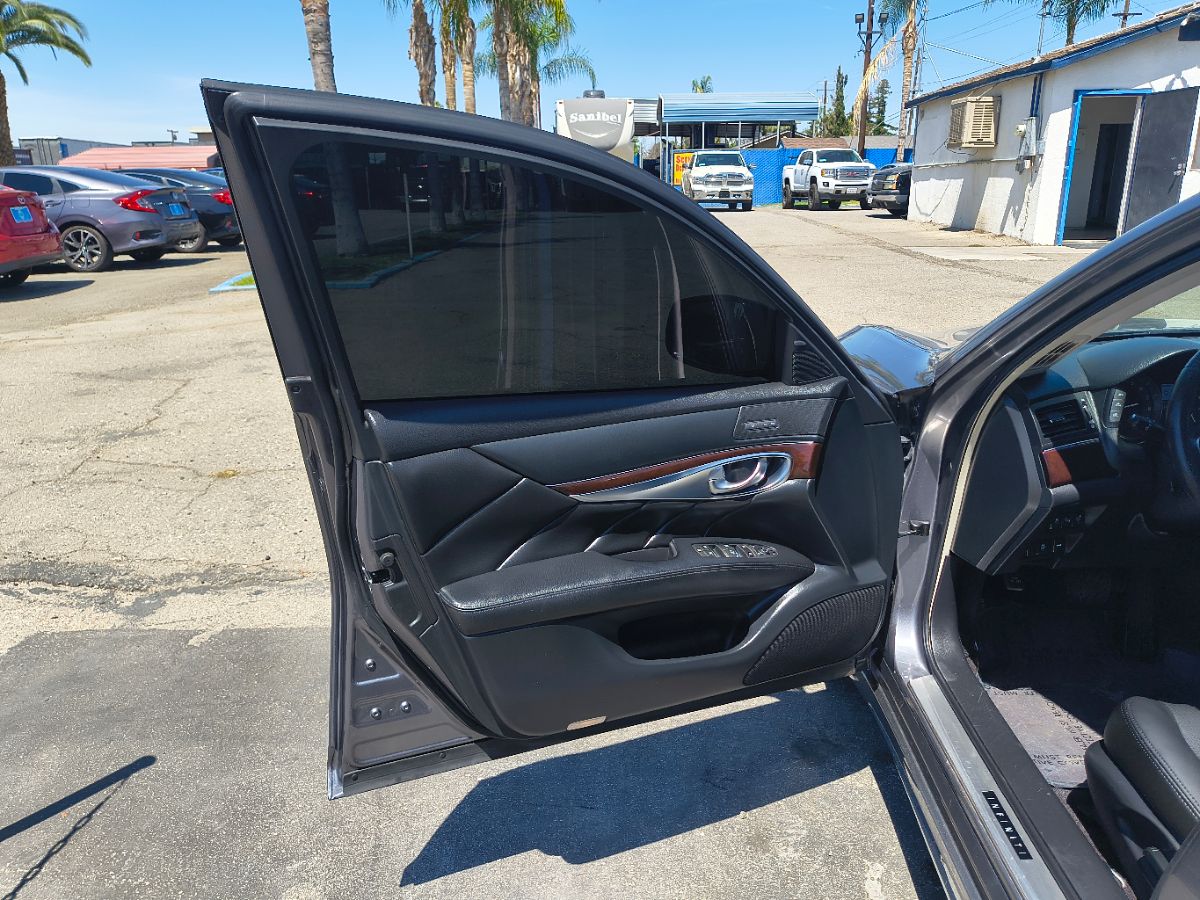 2016 Infiniti Q70 photo 27