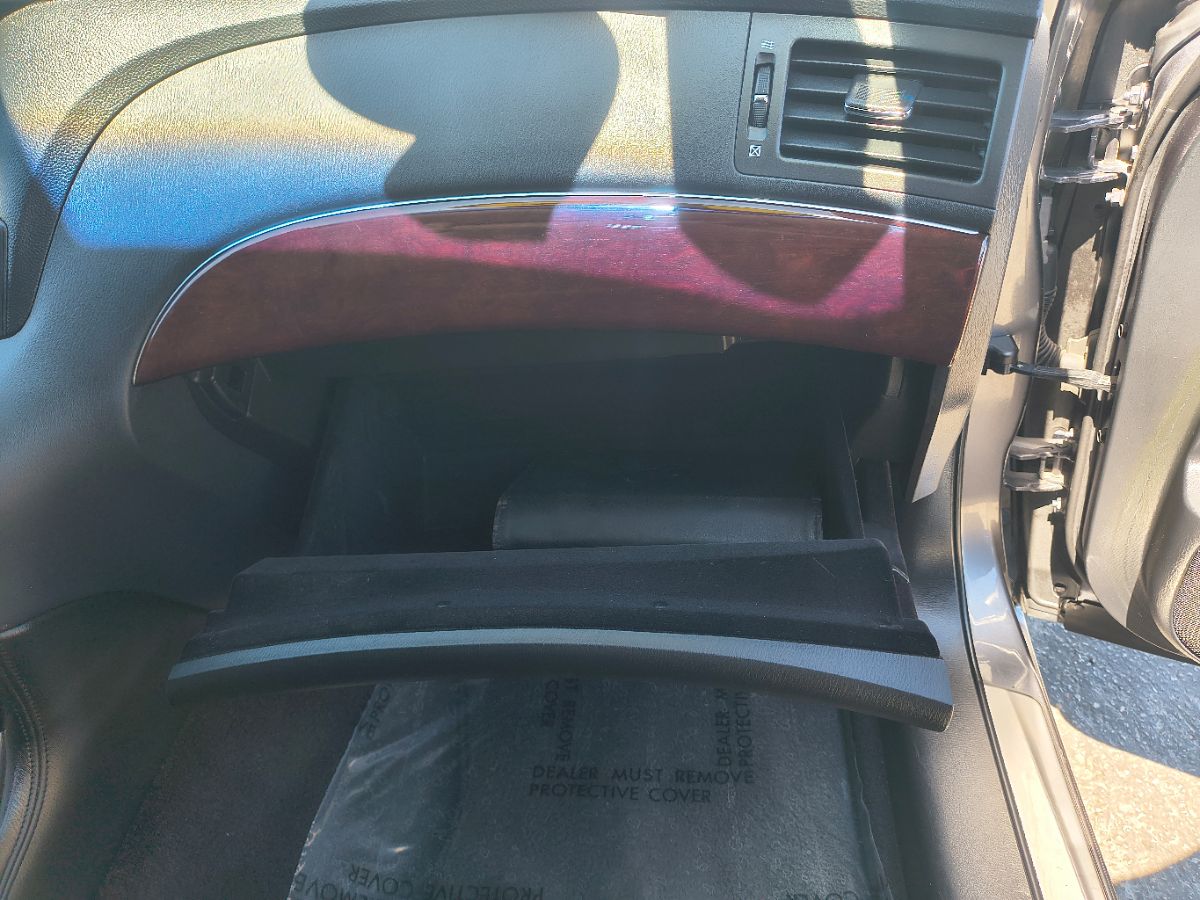 2016 Infiniti Q70 photo 22