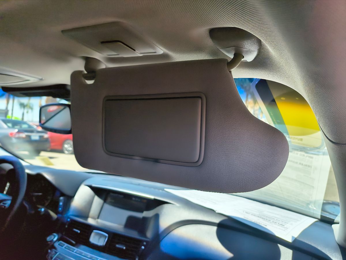 2016 Infiniti Q70 photo 26
