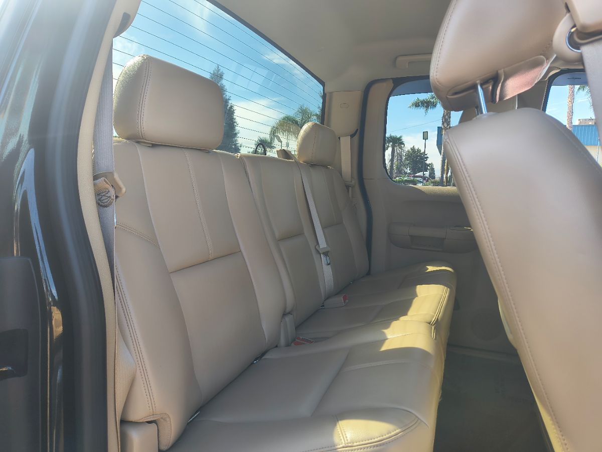 2011 Chevrolet Silverado 2500HD LT photo 17