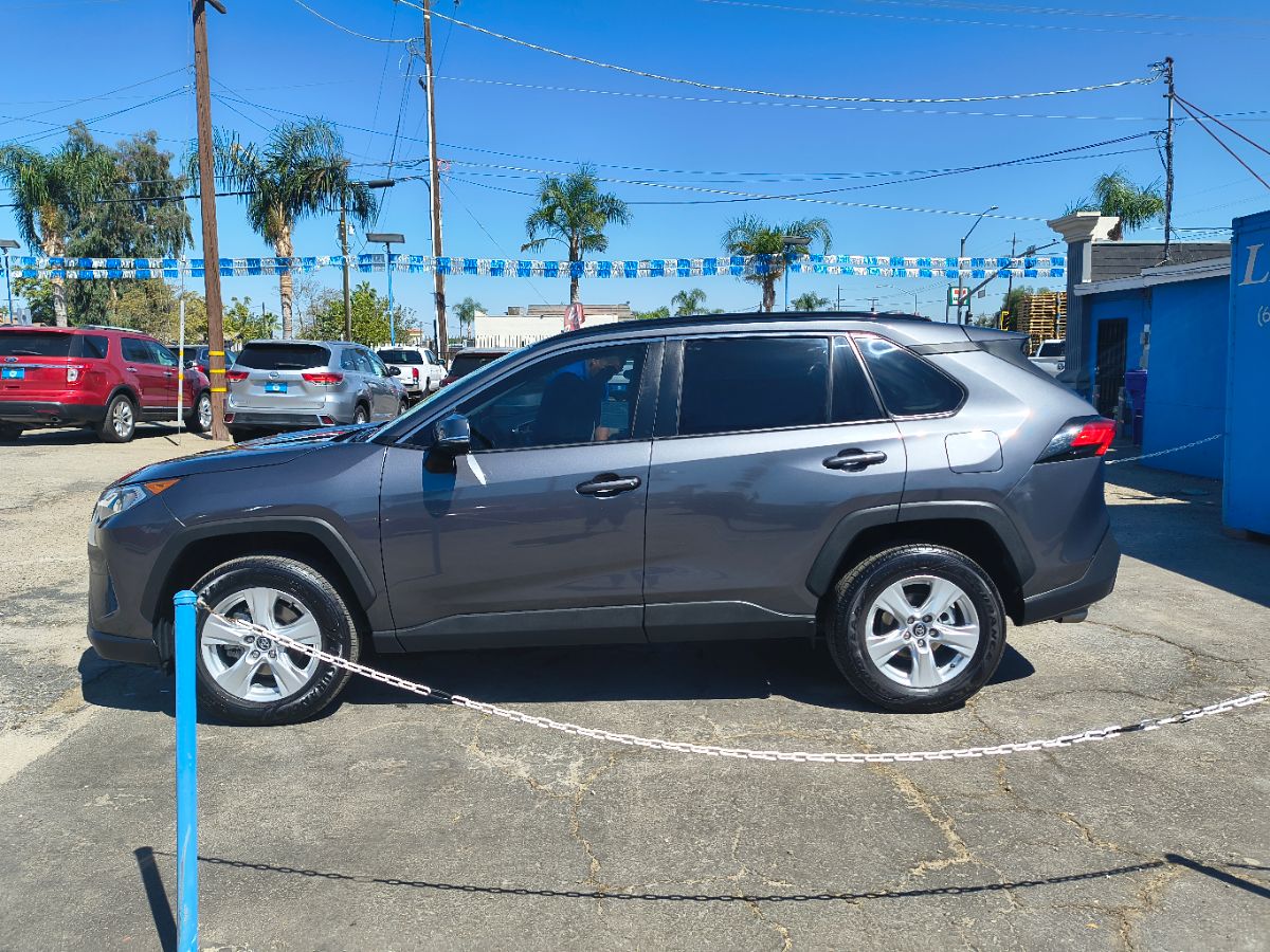 2021 Toyota RAV4 XLE photo 2