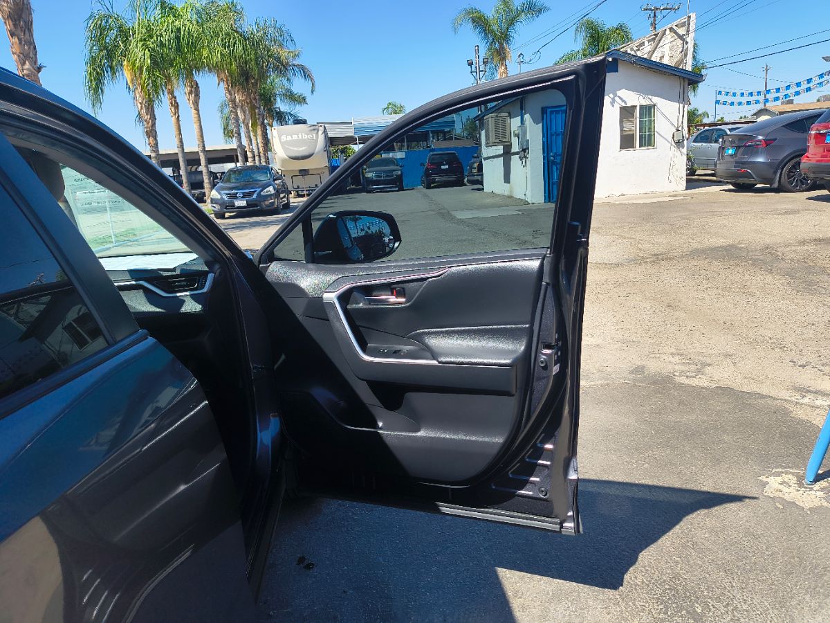 2021 Toyota RAV4 XLE photo 23