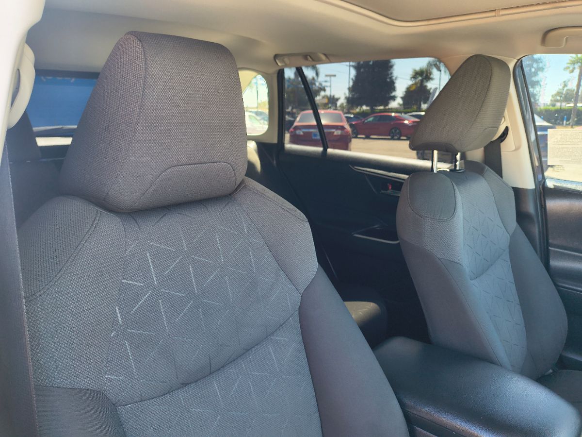 2021 Toyota RAV4 XLE photo 17