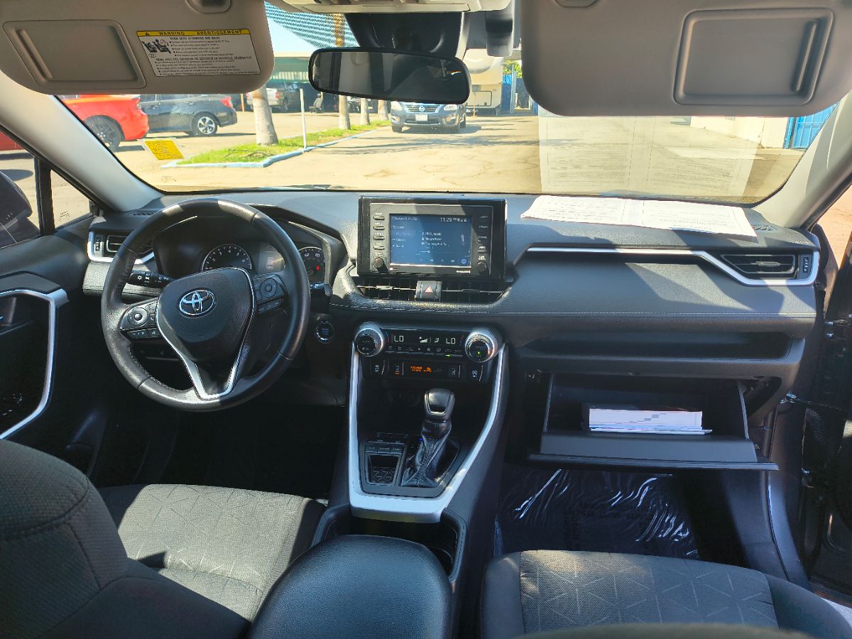 2021 Toyota RAV4 XLE photo 6