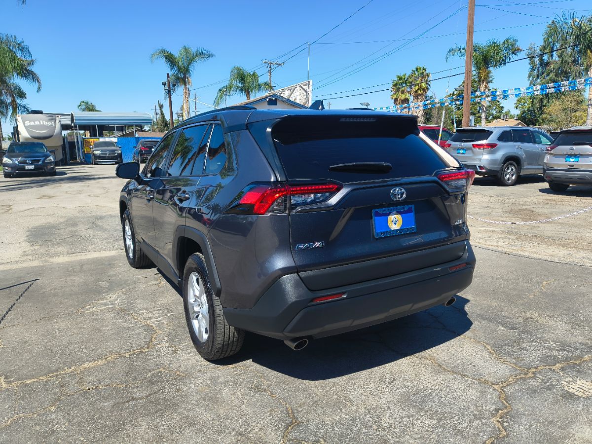 2021 Toyota RAV4 XLE photo 3