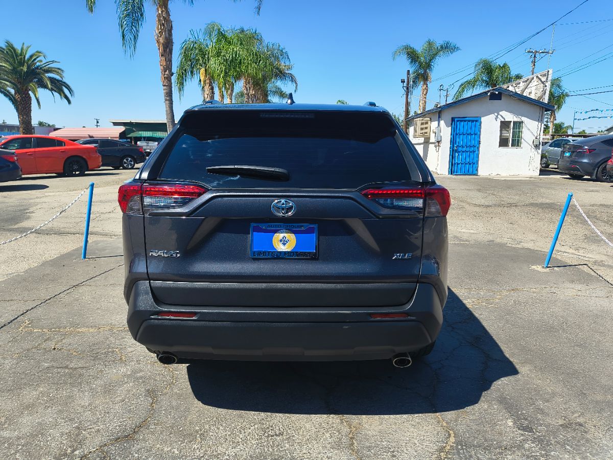 2021 Toyota RAV4 XLE photo 4