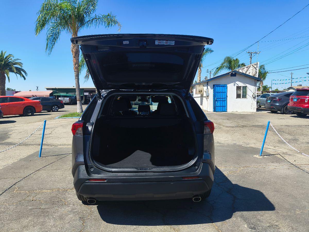 2021 Toyota RAV4 XLE photo 25