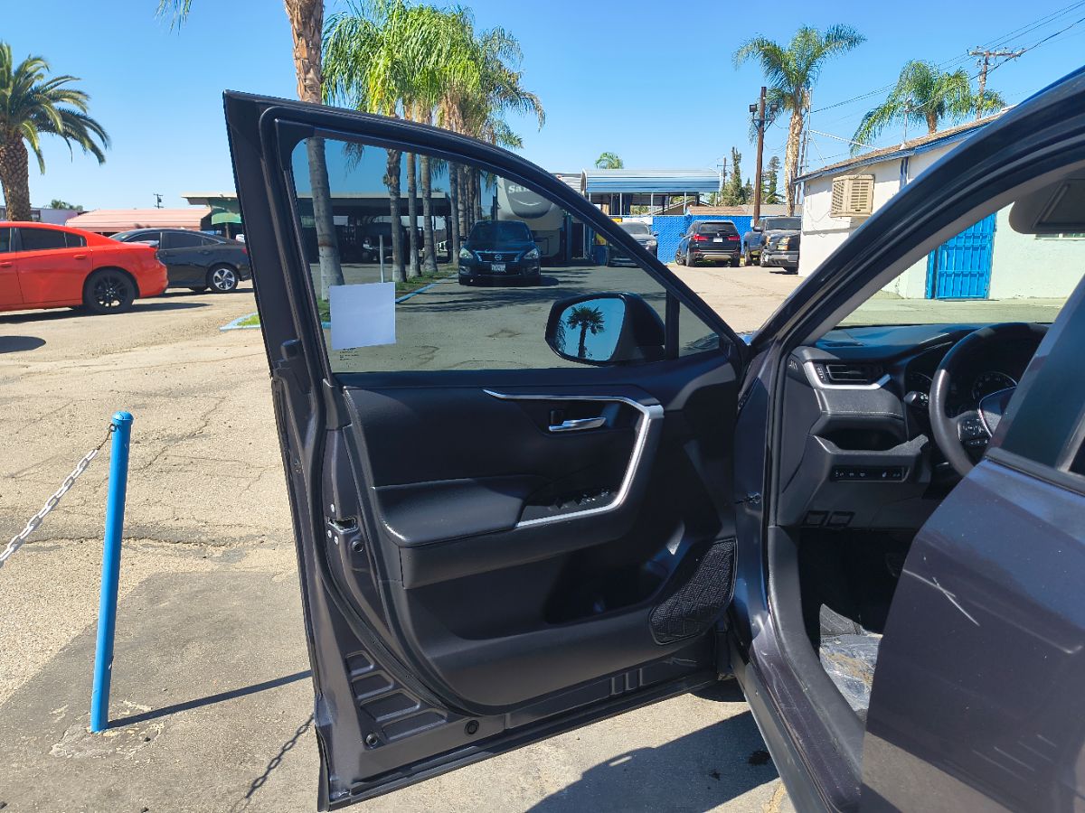 2021 Toyota RAV4 XLE photo 22