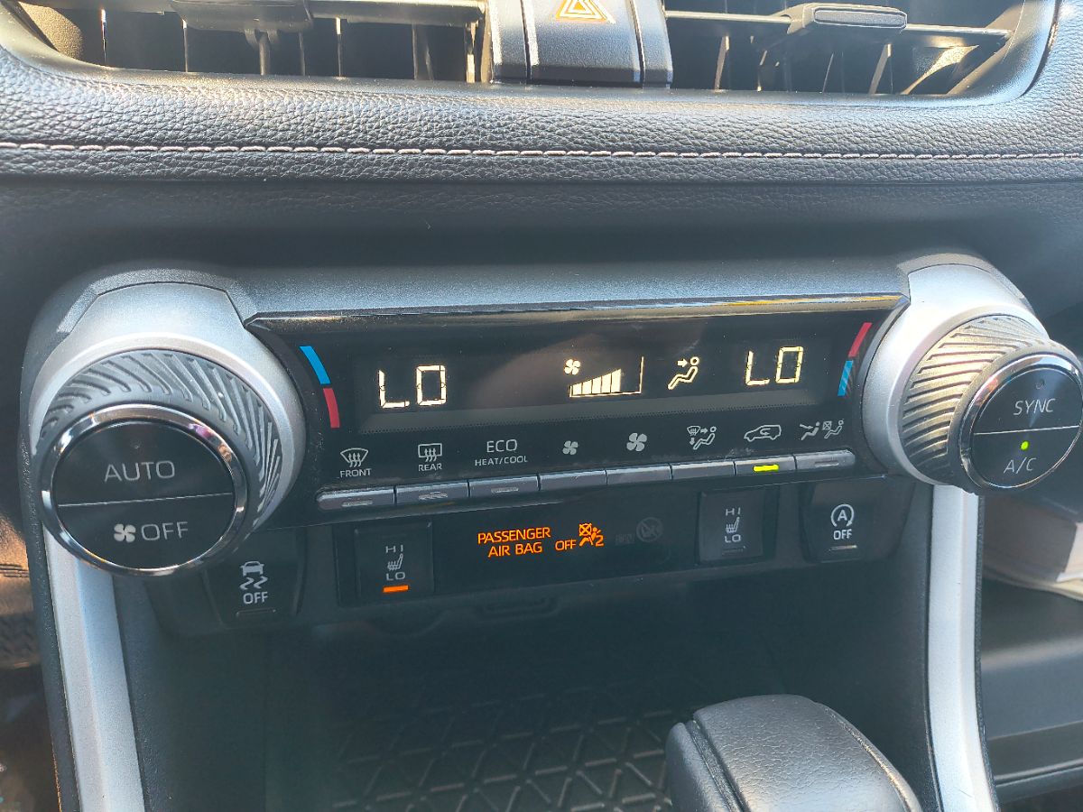 2021 Toyota RAV4 XLE photo 10