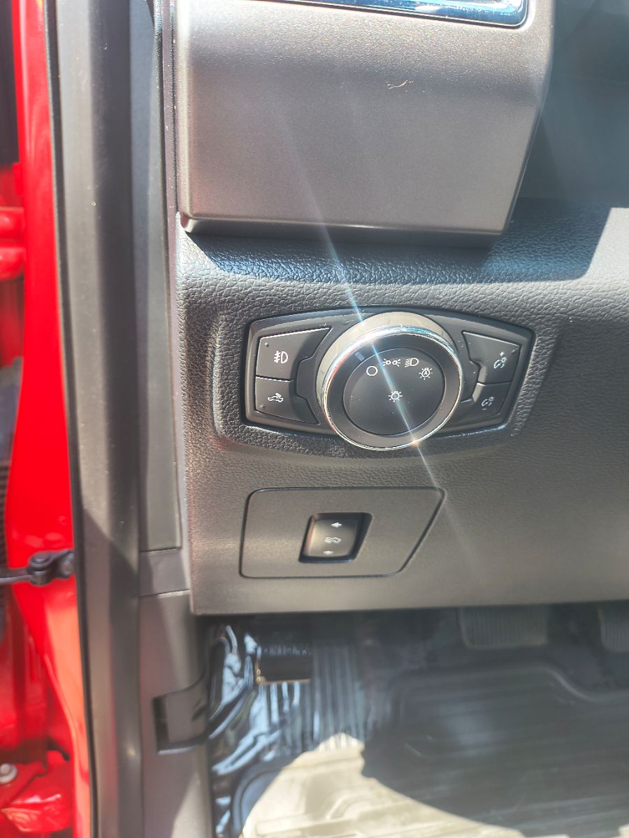 2016 Ford F-150 XLT photo 17