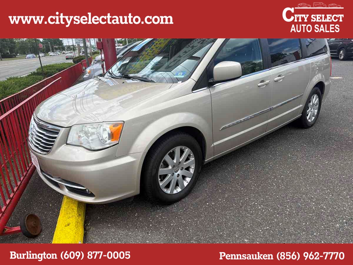 2014 Chrysler Town & Country Touring's photo