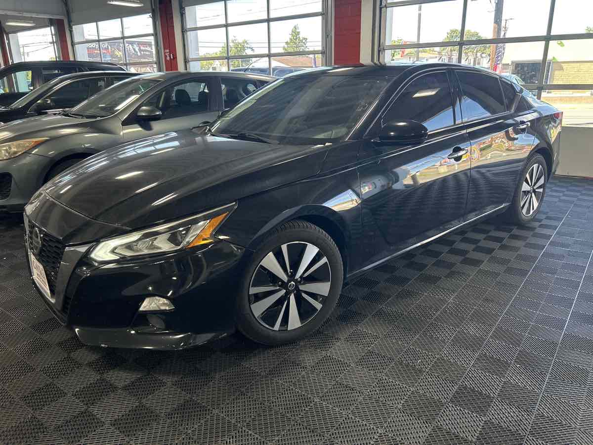 Nissan Altima photo 2